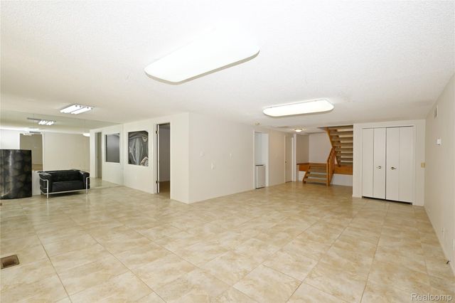 1825 Long Pointe Drive, Bloomfield Charter Township, MI 48302