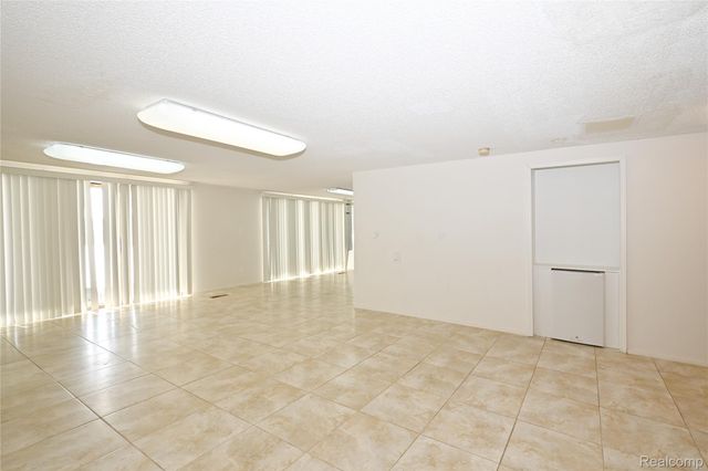 1825 Long Pointe Drive, Bloomfield Charter Township, MI 48302