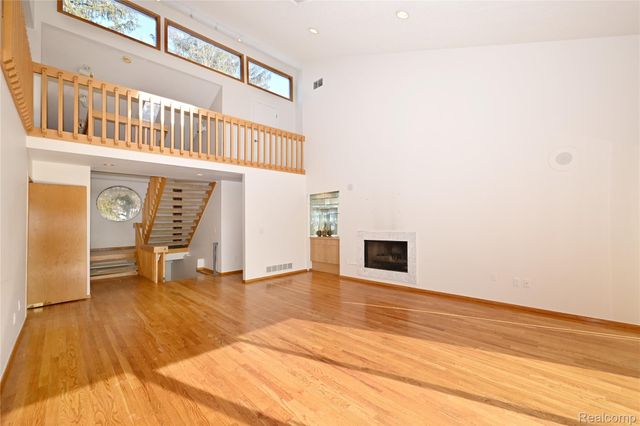 1825 Long Pointe Drive, Bloomfield Charter Township, MI 48302