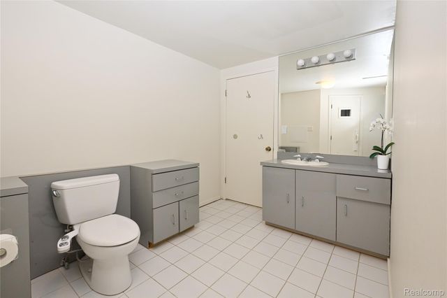 1825 Long Pointe Drive, Bloomfield Charter Township, MI 48302