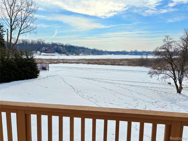 1825 Long Pointe Drive, Bloomfield Charter Township, MI 48302