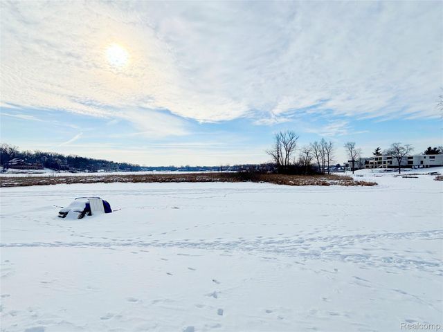 1825 Long Pointe Drive, Bloomfield Charter Township, MI 48302