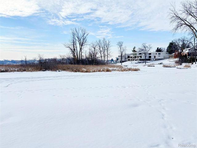 1825 Long Pointe Drive, Bloomfield Charter Township, MI 48302