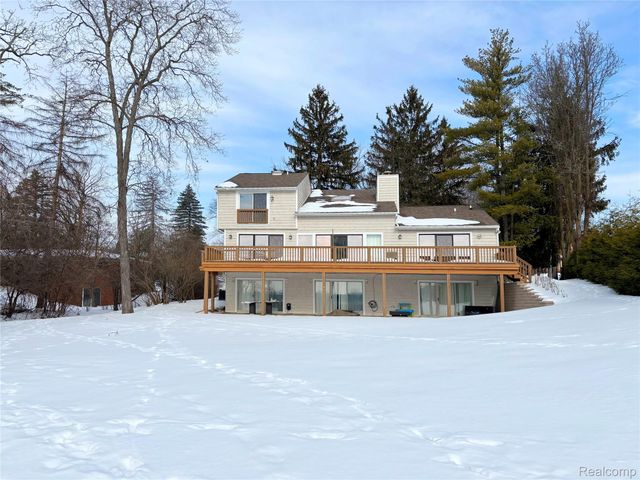 1825 Long Pointe Drive, Bloomfield Charter Township, MI 48302