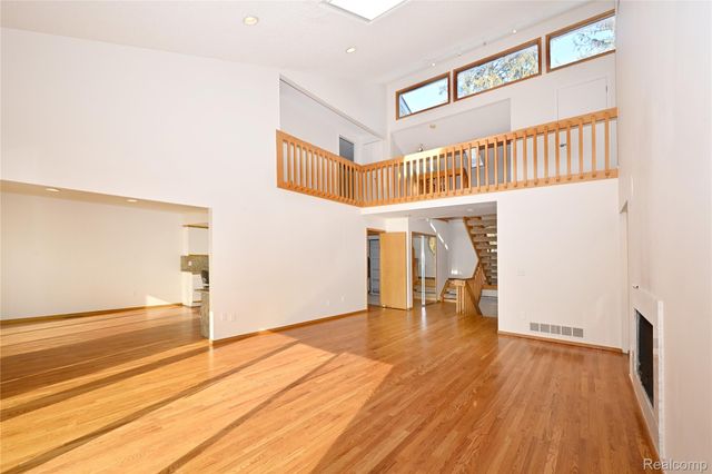 1825 Long Pointe Drive, Bloomfield Charter Township, MI 48302