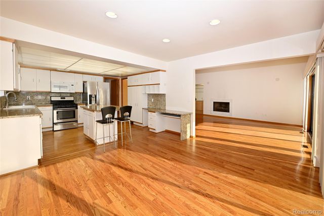 1825 Long Pointe Drive, Bloomfield Charter Township, MI 48302
