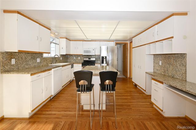 1825 Long Pointe Drive, Bloomfield Charter Township, MI 48302