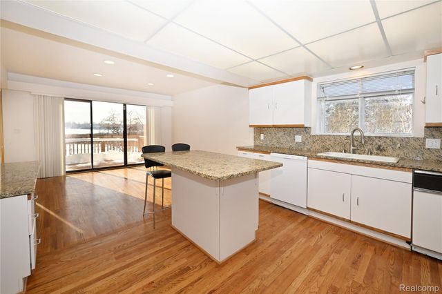 1825 Long Pointe Drive, Bloomfield Charter Township, MI 48302