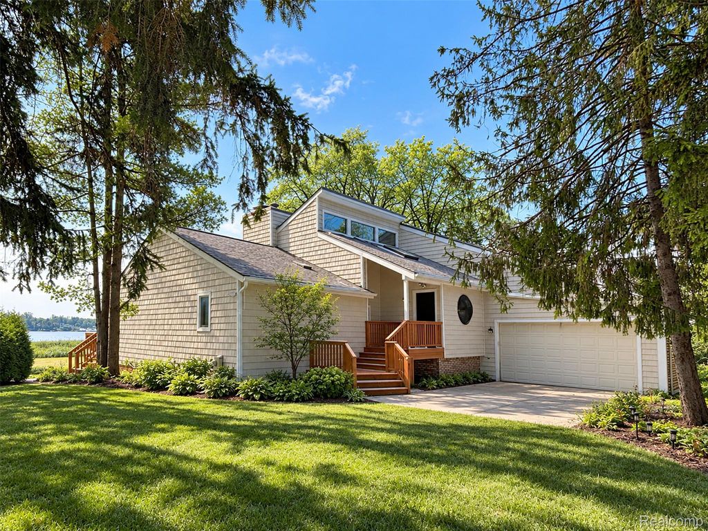 1825 Long Pointe Drive, Bloomfield Charter Township, MI 48302