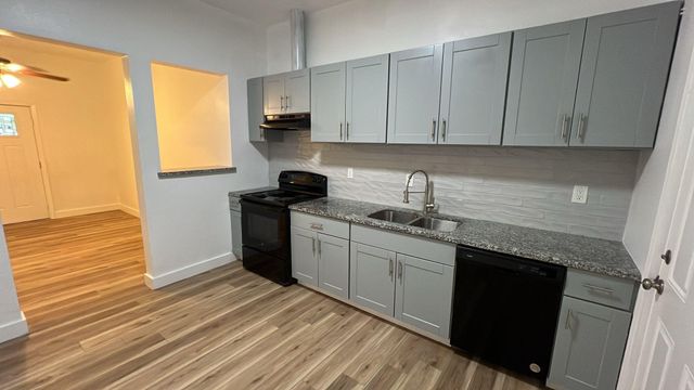 436 E Peach Street B, Angleton, TX 77515