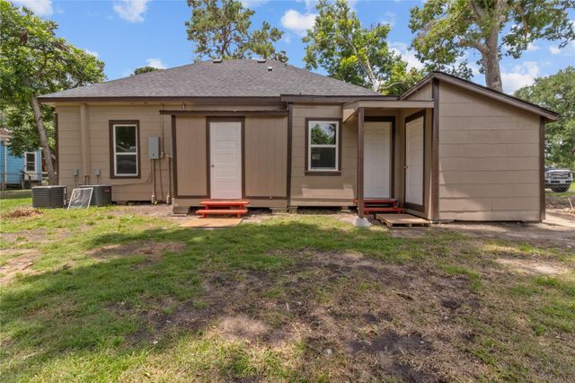 436 E Peach Street B, Angleton, TX 77515
