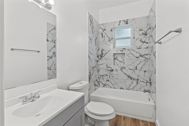 436 E Peach Street B, Angleton, TX 77515