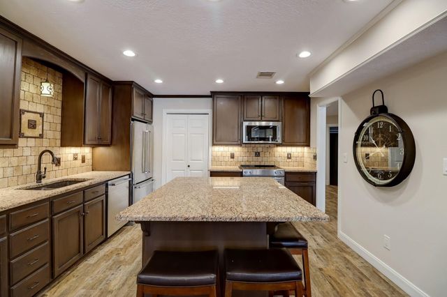 3227 Poe Drive, Montgomery, TX 77356