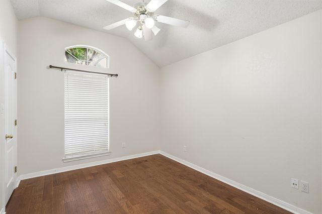 621 Yukon Pass Drive, Hewitt, TX 76643