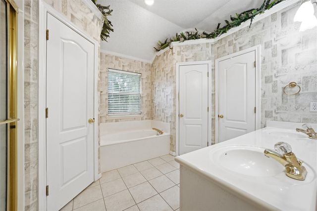 621 Yukon Pass Drive, Hewitt, TX 76643