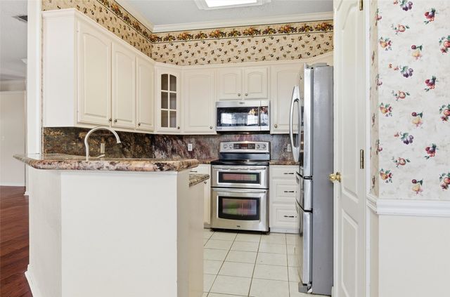 621 Yukon Pass Drive, Hewitt, TX 76643