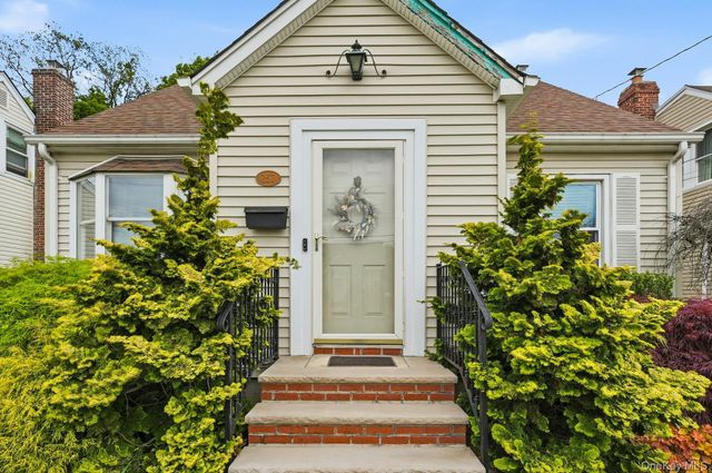 257 Jefferson Street, Franklin Square, NY 11010