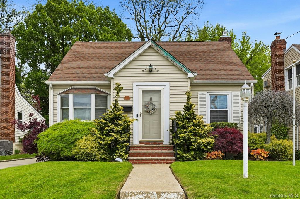 257 Jefferson Street, Franklin Square, NY 11010