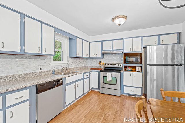 15703 Vineyard Drive, Spring Lake, MI 49456