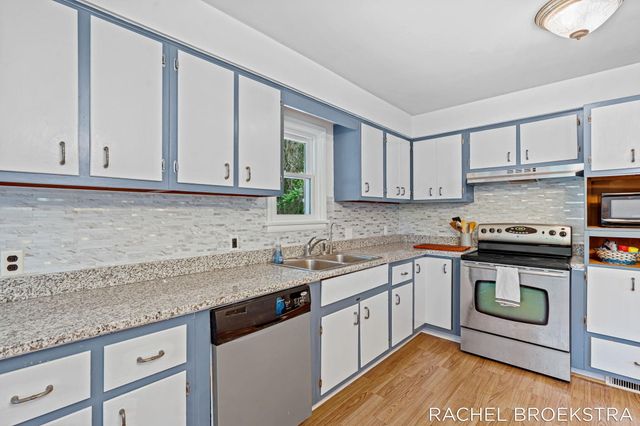 15703 Vineyard Drive, Spring Lake, MI 49456