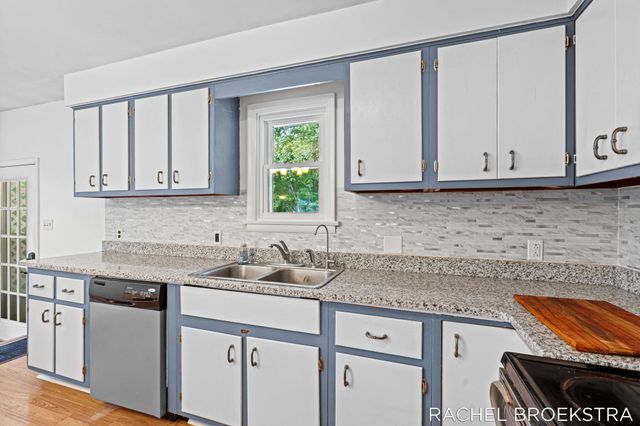15703 Vineyard Drive, Spring Lake, MI 49456