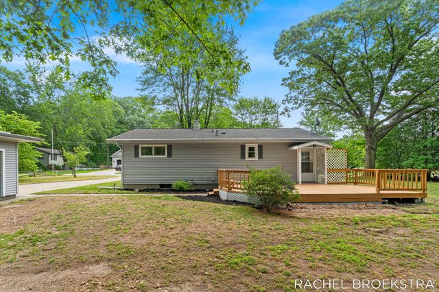 15703 Vineyard Drive, Spring Lake, MI 49456