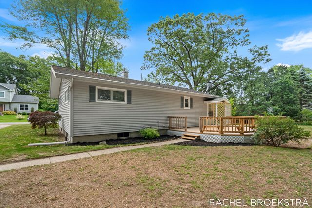 15703 Vineyard Drive, Spring Lake, MI 49456