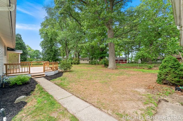 15703 Vineyard Drive, Spring Lake, MI 49456