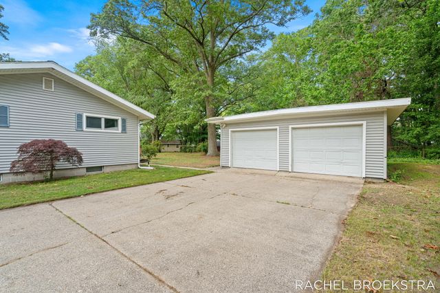 15703 Vineyard Drive, Spring Lake, MI 49456