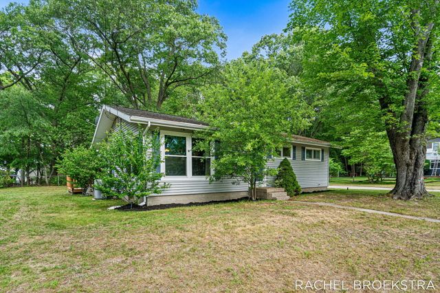15703 Vineyard Drive, Spring Lake, MI 49456