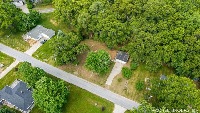 15703 Vineyard Drive, Spring Lake, MI 49456