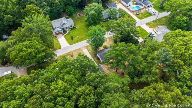 15703 Vineyard Drive, Spring Lake, MI 49456