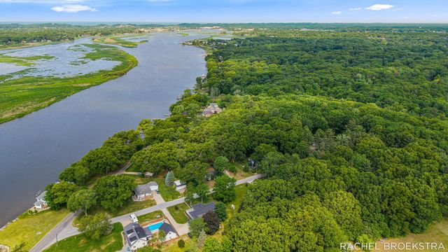 15703 Vineyard Drive, Spring Lake, MI 49456