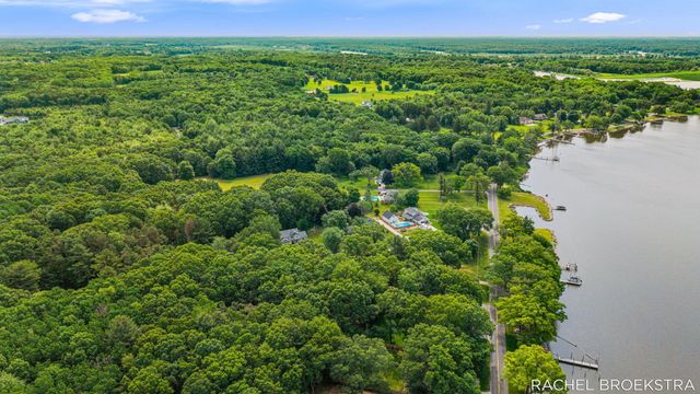 15703 Vineyard Drive, Spring Lake, MI 49456
