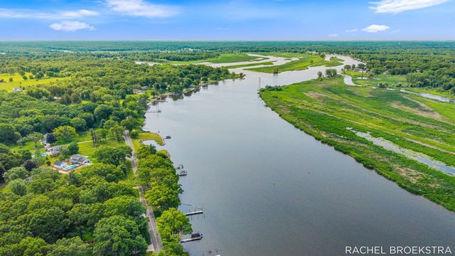 15703 Vineyard Drive, Spring Lake, MI 49456