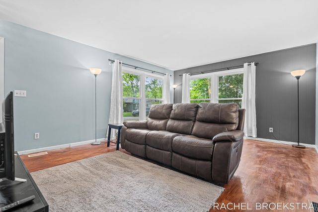 15703 Vineyard Drive, Spring Lake, MI 49456