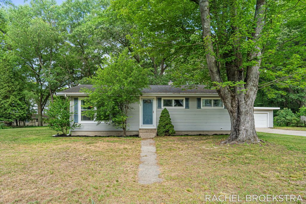 15703 Vineyard Drive, Spring Lake, MI 49456