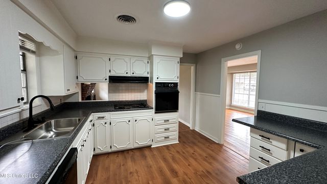 5849 Medallion Drive, Jackson, MS 39211