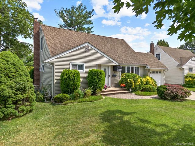 110 Briarcliff Road, Westbury, NY 11590