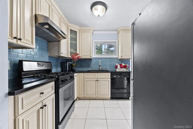 110 Briarcliff Road, Westbury, NY 11590