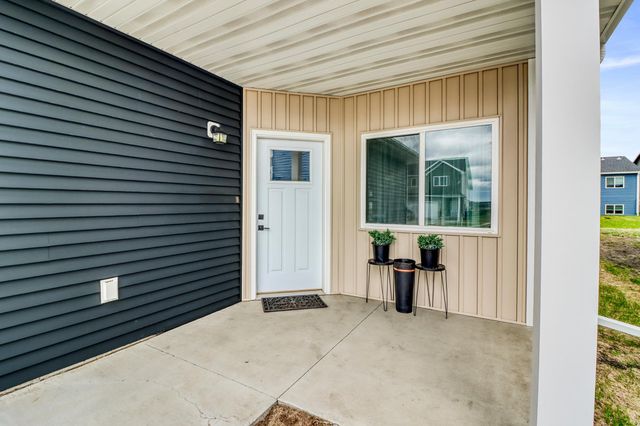 6745 67th Avenue S, Horace, ND 58047