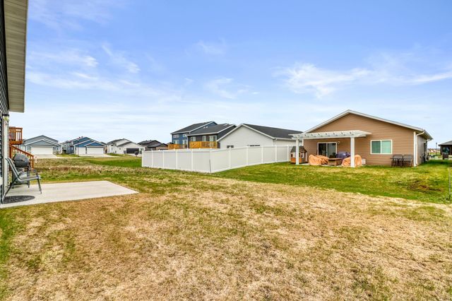 6745 67th Avenue S, Horace, ND 58047