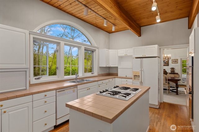 4331 Rhodes End NE, Bainbridge Island, WA 98110