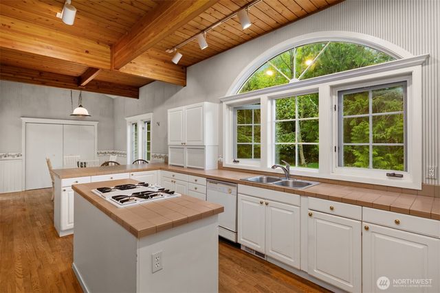 4331 Rhodes End NE, Bainbridge Island, WA 98110