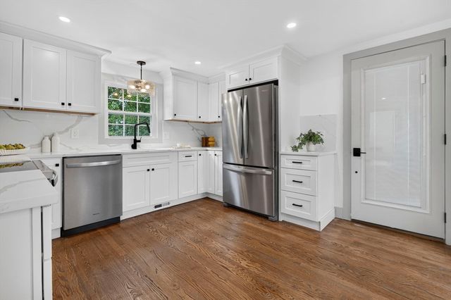 8 Bartlett St, Peabody, MA 01960