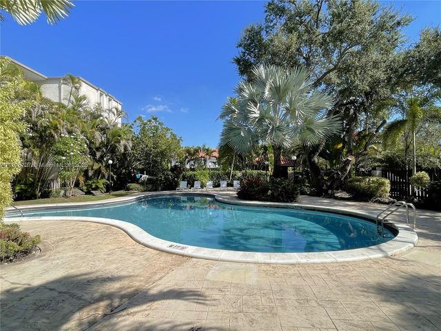 6904 N Kendall Dr F408, Pinecrest, FL 33156