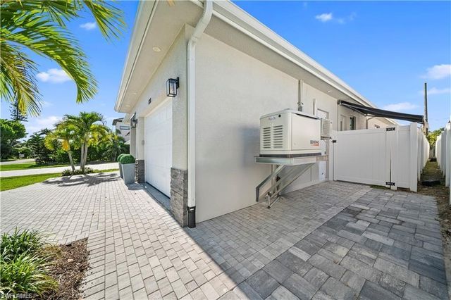 828 100th AVE N, Naples, FL 34108