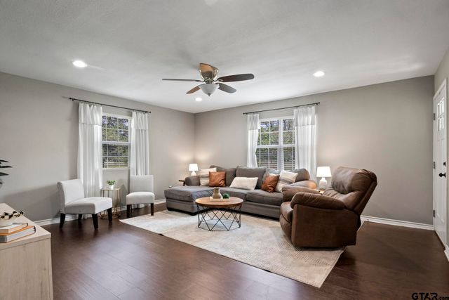 655 Daingerfield St, Pittsburg, TX 75686