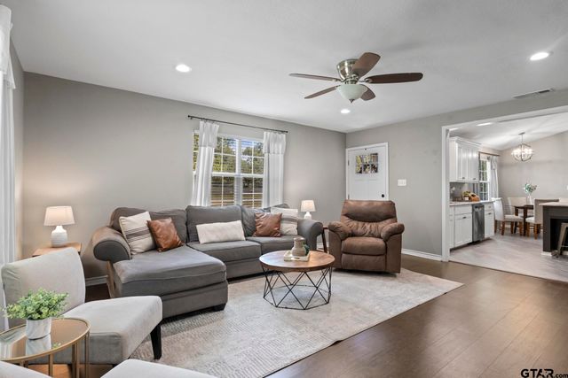 655 Daingerfield St, Pittsburg, TX 75686