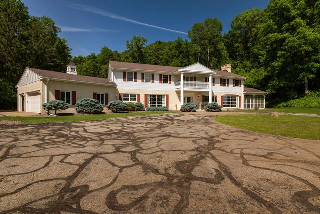 N2194 Valley ROAD, La Crosse, WI 54601